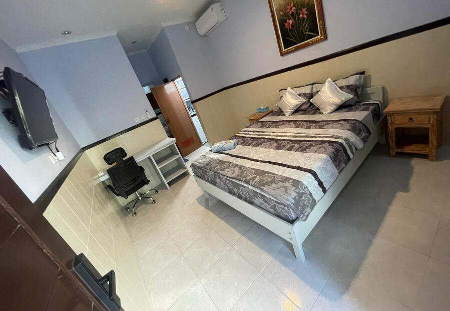 Work area with desk and Dual Fiber- WiFi at Nomads Home Bali