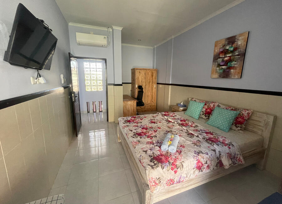 Work area with desk and Dual Fiber- WiFi at Nomads Home Bali