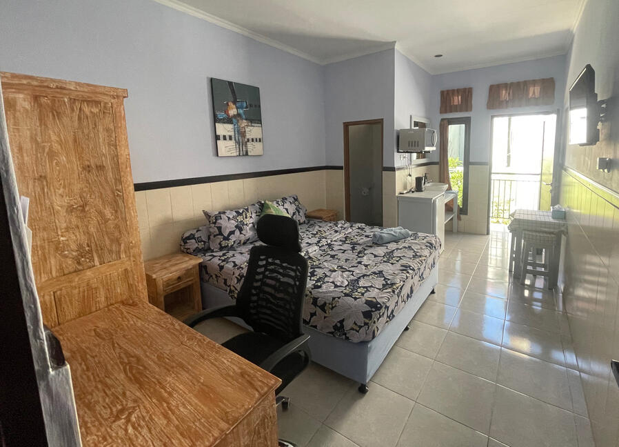 Work area with desk and Dual Fiber - WiFi at Nomads Home Bali
