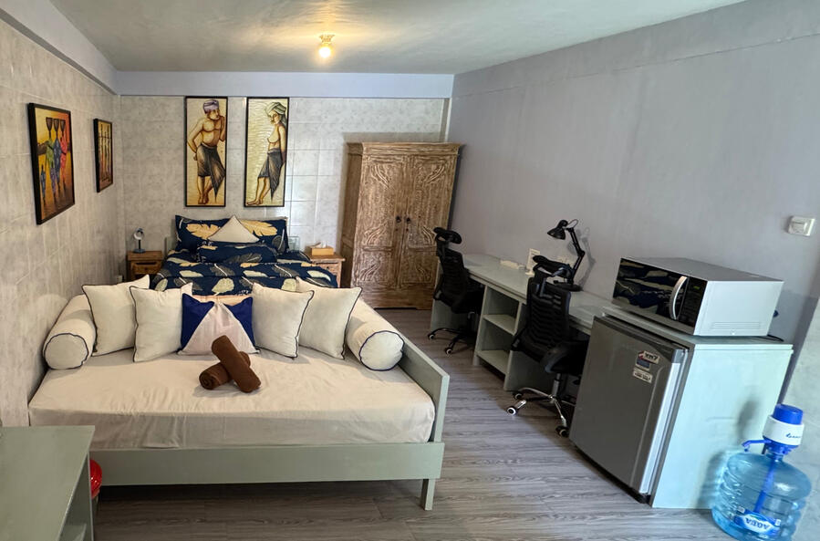 Work area with Dual desk and Dual Fiber-WiFi at Nomads Home Bali